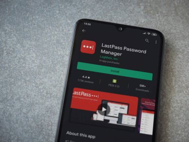 Lod, Israel - 8 Temmuz 2020: LastPass Şifre Yöneticisi uygulama oyun mağazası sayfası seramik taş zemin üzerinde siyah bir cep telefonu görüntüsü. Üst görünüm düzlüğü kopyalama alanı ile yatıyordu.