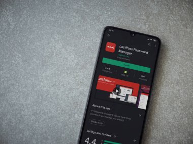Lod, Israel - 8 Temmuz 2020: LastPass Şifre Yöneticisi uygulama oyun mağazası sayfası seramik taş zemin üzerinde siyah bir cep telefonu görüntüsü. Üst görünüm düzlüğü kopyalama alanı ile yatıyordu.