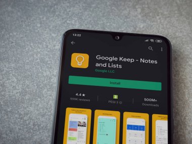 Lod, Israel - 8 Temmuz 2020: Google Keep uygulaması oyun mağazası sayfası seramik taş zemin üzerinde siyah bir cep telefonu görüntüsü. Üst görünüm düzlüğü kopyalama alanı ile yatıyordu.