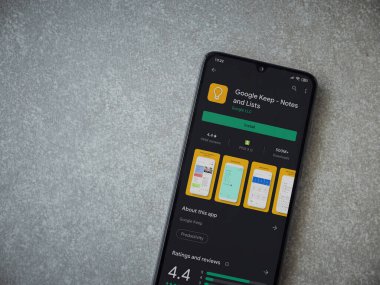 Lod, Israel - 8 Temmuz 2020: Google Keep uygulaması oyun mağazası sayfası seramik taş zemin üzerinde siyah bir cep telefonu görüntüsü. Üst görünüm düzlüğü kopyalama alanı ile yatıyordu.