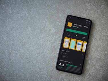 Lod, Israel - 8 Temmuz 2020: Google Keep uygulaması oyun mağazası sayfası seramik taş zemin üzerinde siyah bir cep telefonu görüntüsü. Üst görünüm düzlüğü kopyalama alanı ile yatıyordu.