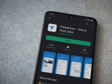 Lod, Israel - 8 Temmuz 2020: Freelancer uygulama oyun mağazası sayfası seramik taş zemin üzerinde siyah bir cep telefonu görüntüsü. Üst görünüm düzlüğü kopyalama alanı ile yatıyordu.