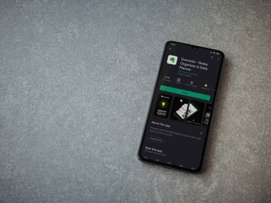 Lod, Israel - 8 Temmuz 2020: Evernote uygulaması oyun mağazası sayfası seramik taş zemin üzerinde siyah bir cep telefonu görüntüsü. Üst görünüm düzlüğü kopyalama alanı ile yatıyordu.