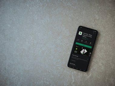 Lod, Israel - 8 Temmuz 2020: Evernote uygulaması oyun mağazası sayfası seramik taş zemin üzerinde siyah bir cep telefonu görüntüsü. Üst görünüm düzlüğü kopyalama alanı ile yatıyordu.