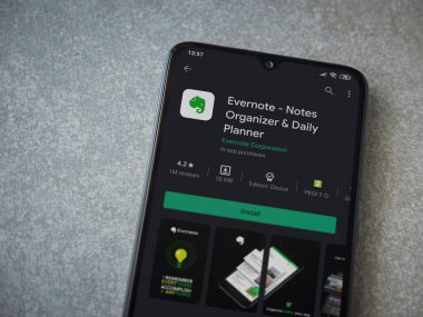 Lod, Israel - 8 Temmuz 2020: Evernote uygulaması oyun mağazası sayfası seramik taş zemin üzerinde siyah bir cep telefonu görüntüsü. Üst görünüm düzlüğü kopyalama alanı ile yatıyordu.