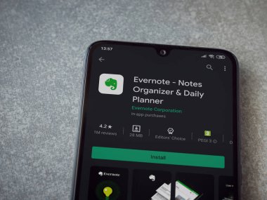 Lod, Israel - 8 Temmuz 2020: Evernote uygulaması oyun mağazası sayfası seramik taş zemin üzerinde siyah bir cep telefonu görüntüsü. Üst görünüm düzlüğü kopyalama alanı ile yatıyordu.