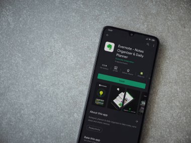 Lod, Israel - 8 Temmuz 2020: Evernote uygulaması oyun mağazası sayfası seramik taş zemin üzerinde siyah bir cep telefonu görüntüsü. Üst görünüm düzlüğü kopyalama alanı ile yatıyordu.