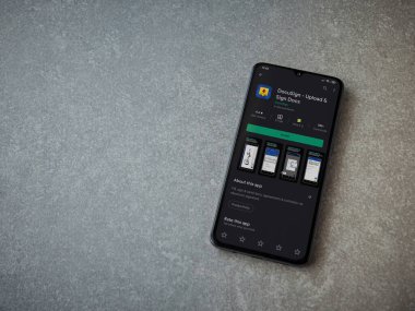 Lod, Israel - 8 Temmuz 2020: Docusign uygulaması oyun mağazası sayfası seramik taş zemin üzerinde siyah bir cep telefonu görüntüsü. Üst görünüm düzlüğü kopyalama alanı ile yatıyordu.