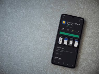 Lod, Israel - 8 Temmuz 2020: Docusign uygulaması oyun mağazası sayfası seramik taş zemin üzerinde siyah bir cep telefonu görüntüsü. Üst görünüm düzlüğü kopyalama alanı ile yatıyordu.