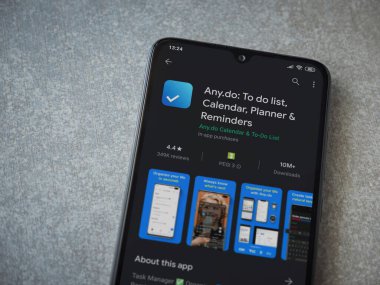 Lod, Israel - 8 Temmuz 2020: Herhangi bir uygulama oyun mağazası sayfasında seramik taş zemin üzerinde siyah bir cep telefonu görüntüsü. Üst görünüm düzlüğü kopyalama alanı ile yatıyordu.