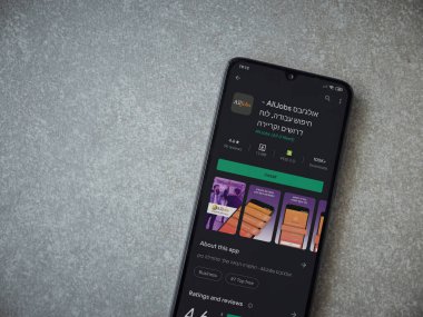 Lod, Israel - 8 Temmuz 2020: AllJobs uygulama oyun mağazası sayfası seramik taş zemin üzerinde siyah bir cep telefonu görüntüsü. Üst görünüm düzlüğü kopyalama alanı ile yatıyordu.