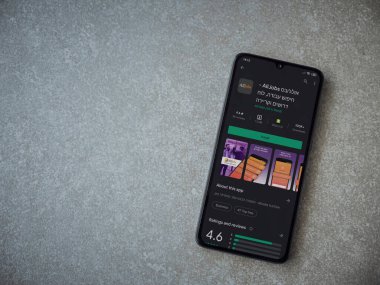 Lod, Israel - 8 Temmuz 2020: AllJobs uygulama oyun mağazası sayfası seramik taş zemin üzerinde siyah bir cep telefonu görüntüsü. Üst görünüm düzlüğü kopyalama alanı ile yatıyordu.