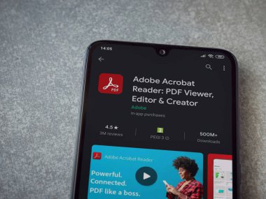 Lod, Israel - 8 Temmuz 2020: Adobe Acrobat Reader uygulama oyun mağazası sayfası seramik taş zemin üzerinde siyah bir cep telefonu görüntüsü. Üst görünüm düzlüğü kopyalama alanı ile yatıyordu.