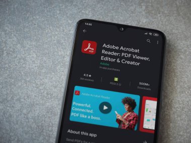 Lod, Israel - 8 Temmuz 2020: Adobe Acrobat Reader uygulama oyun mağazası sayfası seramik taş zemin üzerinde siyah bir cep telefonu görüntüsü. Üst görünüm düzlüğü kopyalama alanı ile yatıyordu.