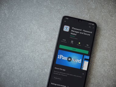 Lod, Israel - 8 Temmuz 2020: Parola uygulaması oyun mağazası sayfası seramik taş zemin üzerinde siyah bir cep telefonu görüntüsü. Üst görünüm düzlüğü kopyalama alanı ile yatıyordu.