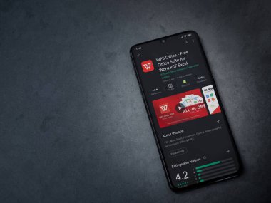 Lod, Israel - 8 Temmuz 2020: WPS Office uygulama oyun mağazası sayfası koyu mermer taştan arka planda siyah bir cep telefonu ekranında. Üst görünüm düzlüğü kopyalama alanı ile yatıyordu.