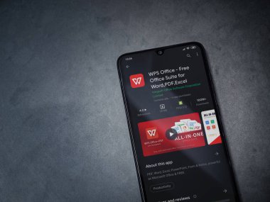 Lod, Israel - 8 Temmuz 2020: WPS Office uygulama oyun mağazası sayfası koyu mermer taştan arka planda siyah bir cep telefonu ekranında. Üst görünüm düzlüğü kopyalama alanı ile yatıyordu.