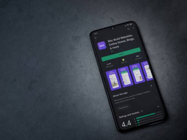 Lod, Israel - 8 Temmuz 2020: Wix uygulaması oyun mağazası sayfası koyu mermer taştan arka planda siyah bir cep telefonu ekranında. Üst görünüm düzlüğü kopyalama alanı ile yatıyordu.