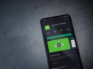 Lod, Israel - 8 Temmuz 2020: Koyu mermer taştan arka planda siyah bir cep telefonunun ekranında müşteriler için uygulama oyun mağazası sayfası güncellemesi. Üst görünüm düzlüğü kopyalama alanı ile yatıyordu.