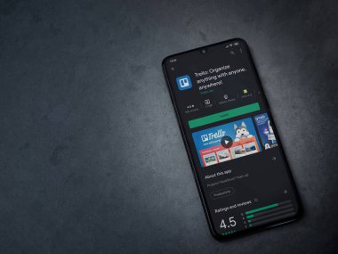 Lod, Israel - 8 Temmuz 2020: Trello uygulaması oyun mağazası sayfası koyu mermer taştan arka planda siyah bir cep telefonu ekranında. Üst görünüm düzlüğü kopyalama alanı ile yatıyordu.