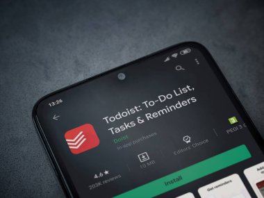 Lod, Israel - 8 Temmuz 2020: Todoist uygulama oyun mağazası sayfası koyu mermer taşlı arka planda siyah bir cep telefonu ekranında. Üst görünüm düzlüğü kopyalama alanı ile yatıyordu.