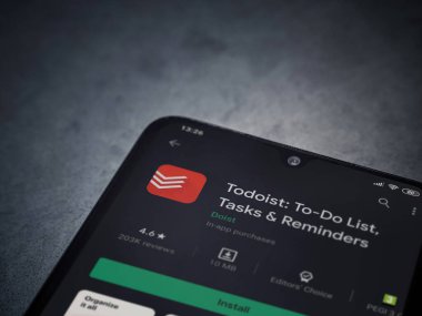 Lod, Israel - 8 Temmuz 2020: Todoist uygulama oyun mağazası sayfası koyu mermer taşlı arka planda siyah bir cep telefonu ekranında. Üst görünüm düzlüğü kopyalama alanı ile yatıyordu.