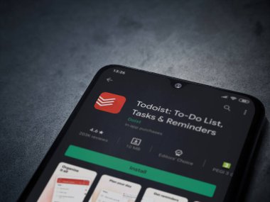 Lod, Israel - 8 Temmuz 2020: Todoist uygulama oyun mağazası sayfası koyu mermer taşlı arka planda siyah bir cep telefonu ekranında. Üst görünüm düzlüğü kopyalama alanı ile yatıyordu.