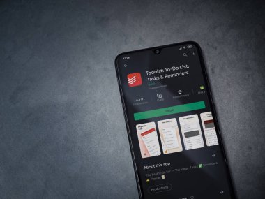 Lod, Israel - 8 Temmuz 2020: Todoist uygulama oyun mağazası sayfası koyu mermer taşlı arka planda siyah bir cep telefonu ekranında. Üst görünüm düzlüğü kopyalama alanı ile yatıyordu.