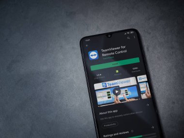 Lod, Israel - 8 Temmuz 2020: Takım İzleyici uygulama oyun mağazası sayfası koyu mermer taştan arka planda siyah bir cep telefonunun ekranında. Üst görünüm düzlüğü kopyalama alanı ile yatıyordu.