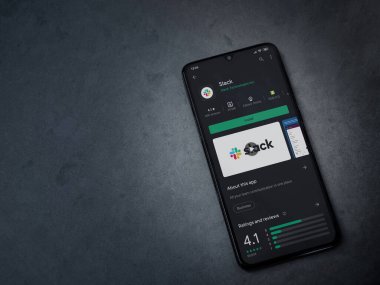 Lod, Israel - 8 Temmuz 2020: Esmer mermer taştan arka planda siyah bir cep telefonu sergilenen uygulamalı oyun mağazası sayfası. Üst görünüm düzlüğü kopyalama alanı ile yatıyordu.