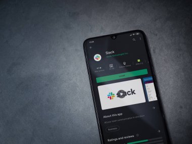 Lod, Israel - 8 Temmuz 2020: Esmer mermer taştan arka planda siyah bir cep telefonu sergilenen uygulamalı oyun mağazası sayfası. Üst görünüm düzlüğü kopyalama alanı ile yatıyordu.