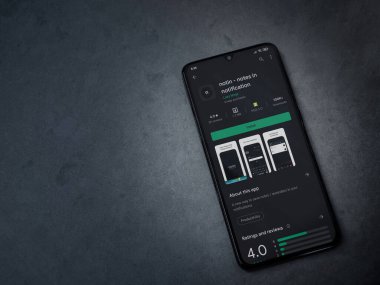Lod, Israel - 8 Temmuz 2020: koyu mermer taştan arka planda siyah bir cep telefonunun ekranında uygulamalı oyun mağazası sayfasında değil. Üst görünüm düzlüğü kopyalama alanı ile yatıyordu.