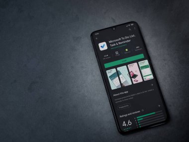 Lod, Israel - 8 Temmuz 2020: Microsoft To Do app playshop sayfası koyu mermer taşlı arka planda siyah bir cep telefonunun ekranında. Üst görünüm düzlüğü kopyalama alanı ile yatıyordu.