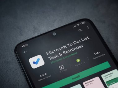 Lod, Israel - 8 Temmuz 2020: Microsoft To Do app playshop sayfası koyu mermer taşlı arka planda siyah bir cep telefonunun ekranında. Üst görünüm düzlüğü kopyalama alanı ile yatıyordu.