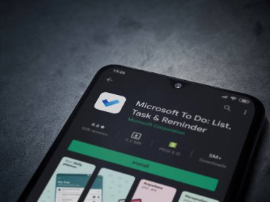 Lod, Israel - 8 Temmuz 2020: Microsoft To Do app playshop sayfası koyu mermer taşlı arka planda siyah bir cep telefonunun ekranında. Üst görünüm düzlüğü kopyalama alanı ile yatıyordu.