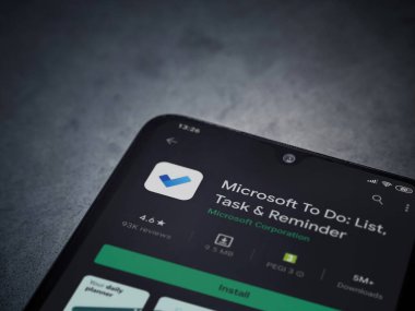 Lod, Israel - 8 Temmuz 2020: Microsoft To Do app playshop sayfası koyu mermer taşlı arka planda siyah bir cep telefonunun ekranında. Üst görünüm düzlüğü kopyalama alanı ile yatıyordu.