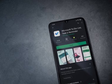 Lod, Israel - 8 Temmuz 2020: Microsoft To Do app playshop sayfası koyu mermer taşlı arka planda siyah bir cep telefonunun ekranında. Üst görünüm düzlüğü kopyalama alanı ile yatıyordu.