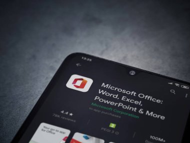 Lod, Israel - 8 Temmuz 2020: Microsoft Office uygulama oyun mağazası sayfası koyu mermer taştan arka planda siyah bir cep telefonu görüntüsü. Üst görünüm düzlüğü kopyalama alanı ile yatıyordu.