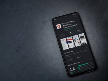 Lod, Israel - 8 Temmuz 2020: Microsoft Office uygulama oyun mağazası sayfası koyu mermer taştan arka planda siyah bir cep telefonu görüntüsü. Üst görünüm düzlüğü kopyalama alanı ile yatıyordu.
