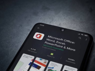 Lod, Israel - 8 Temmuz 2020: Microsoft Office uygulama oyun mağazası sayfası koyu mermer taştan arka planda siyah bir cep telefonu görüntüsü. Üst görünüm düzlüğü kopyalama alanı ile yatıyordu.