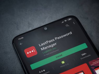 Lod, Israel - 8 Temmuz 2020: LastPass Şifre Yöneticisi uygulama oyun mağazası sayfası koyu mermer taştan arka planda siyah bir cep telefonu sergilenmektedir. Üst görünüm düzlüğü kopyalama alanı ile yatıyordu.