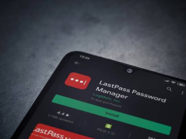 Lod, Israel - 8 Temmuz 2020: LastPass Şifre Yöneticisi uygulama oyun mağazası sayfası koyu mermer taştan arka planda siyah bir cep telefonu sergilenmektedir. Üst görünüm düzlüğü kopyalama alanı ile yatıyordu.