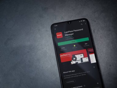 Lod, Israel - 8 Temmuz 2020: LastPass Şifre Yöneticisi uygulama oyun mağazası sayfası koyu mermer taştan arka planda siyah bir cep telefonu sergilenmektedir. Üst görünüm düzlüğü kopyalama alanı ile yatıyordu.