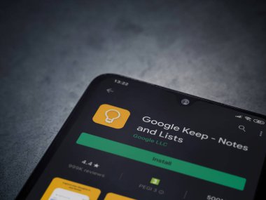 Lod, Israel - 8 Temmuz 2020: Google Keep uygulaması oyun mağazası sayfası koyu mermer taşlı arka planda siyah bir cep telefonu ekranında. Üst görünüm düzlüğü kopyalama alanı ile yatıyordu.