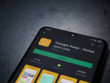 Lod, Israel - 8 Temmuz 2020: Google Keep uygulaması oyun mağazası sayfası koyu mermer taşlı arka planda siyah bir cep telefonu ekranında. Üst görünüm düzlüğü kopyalama alanı ile yatıyordu.