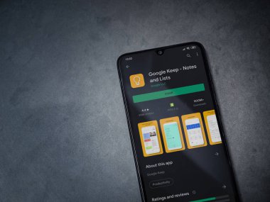 Lod, Israel - 8 Temmuz 2020: Google Keep uygulaması oyun mağazası sayfası koyu mermer taşlı arka planda siyah bir cep telefonu ekranında. Üst görünüm düzlüğü kopyalama alanı ile yatıyordu.