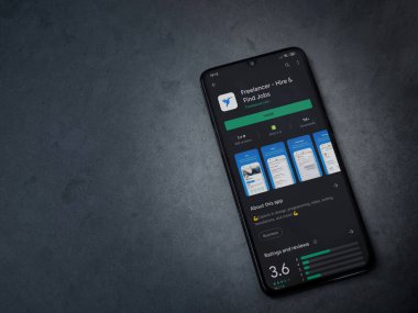 Lod, Israel - 8 Temmuz 2020: Freelancer uygulama oyun mağazası sayfası koyu mermer taştan arka planda siyah bir cep telefonunun ekranında. Üst görünüm düzlüğü kopyalama alanı ile yatıyordu.