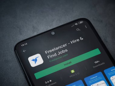 Lod, Israel - 8 Temmuz 2020: Freelancer uygulama oyun mağazası sayfası koyu mermer taştan arka planda siyah bir cep telefonunun ekranında. Üst görünüm düzlüğü kopyalama alanı ile yatıyordu.
