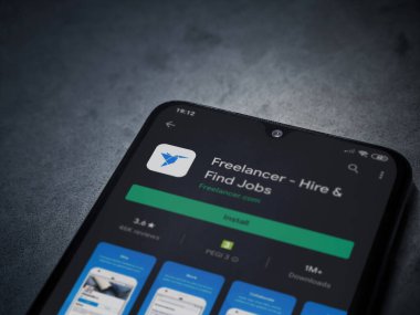 Lod, Israel - 8 Temmuz 2020: Freelancer uygulama oyun mağazası sayfası koyu mermer taştan arka planda siyah bir cep telefonunun ekranında. Üst görünüm düzlüğü kopyalama alanı ile yatıyordu.