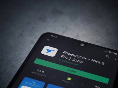 Lod, Israel - 8 Temmuz 2020: Freelancer uygulama oyun mağazası sayfası koyu mermer taştan arka planda siyah bir cep telefonunun ekranında. Üst görünüm düzlüğü kopyalama alanı ile yatıyordu.